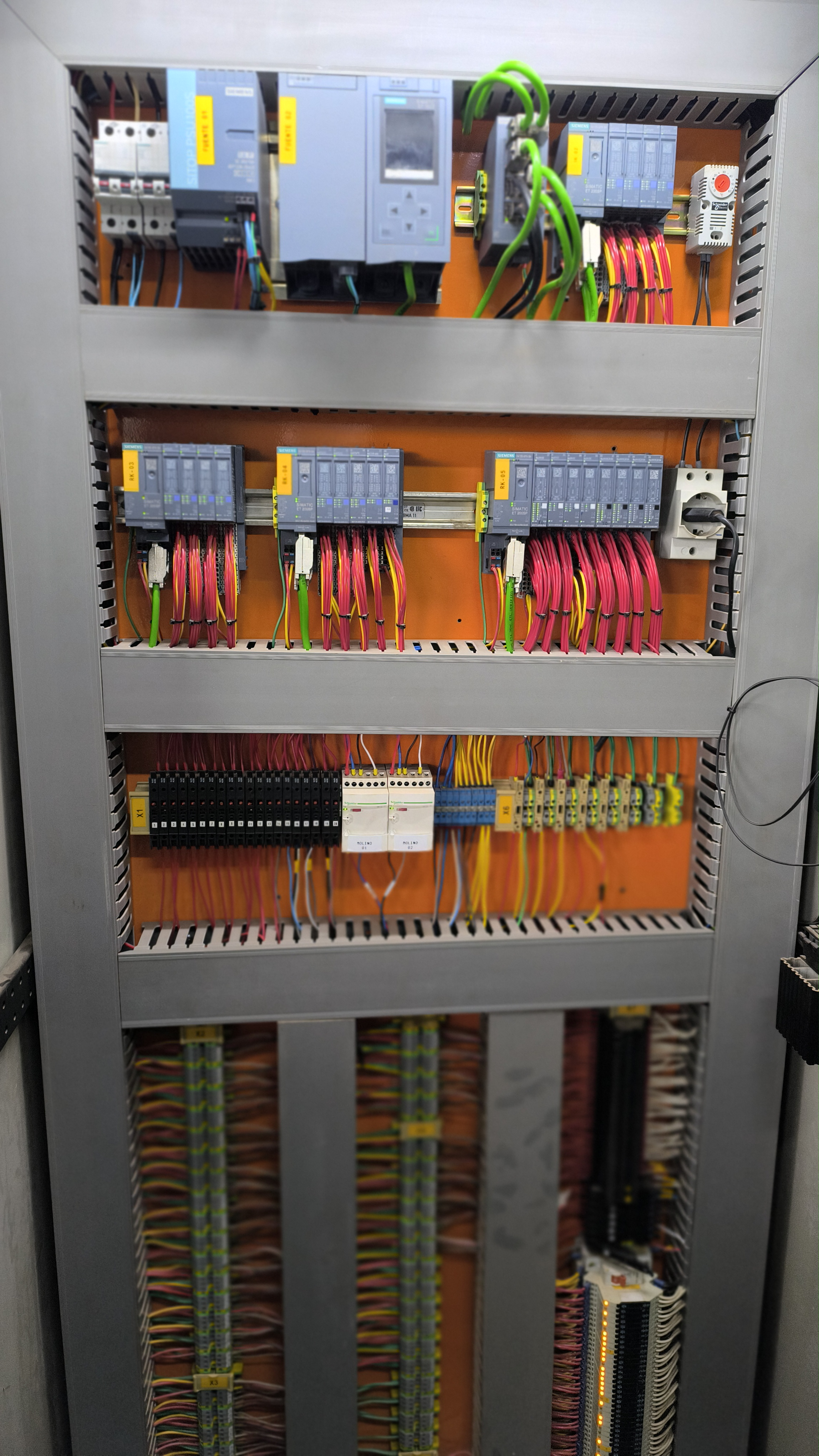 Tablero de Control Industrial con PLC Siemens S7-1500 y Arquitectura Modular de E/S